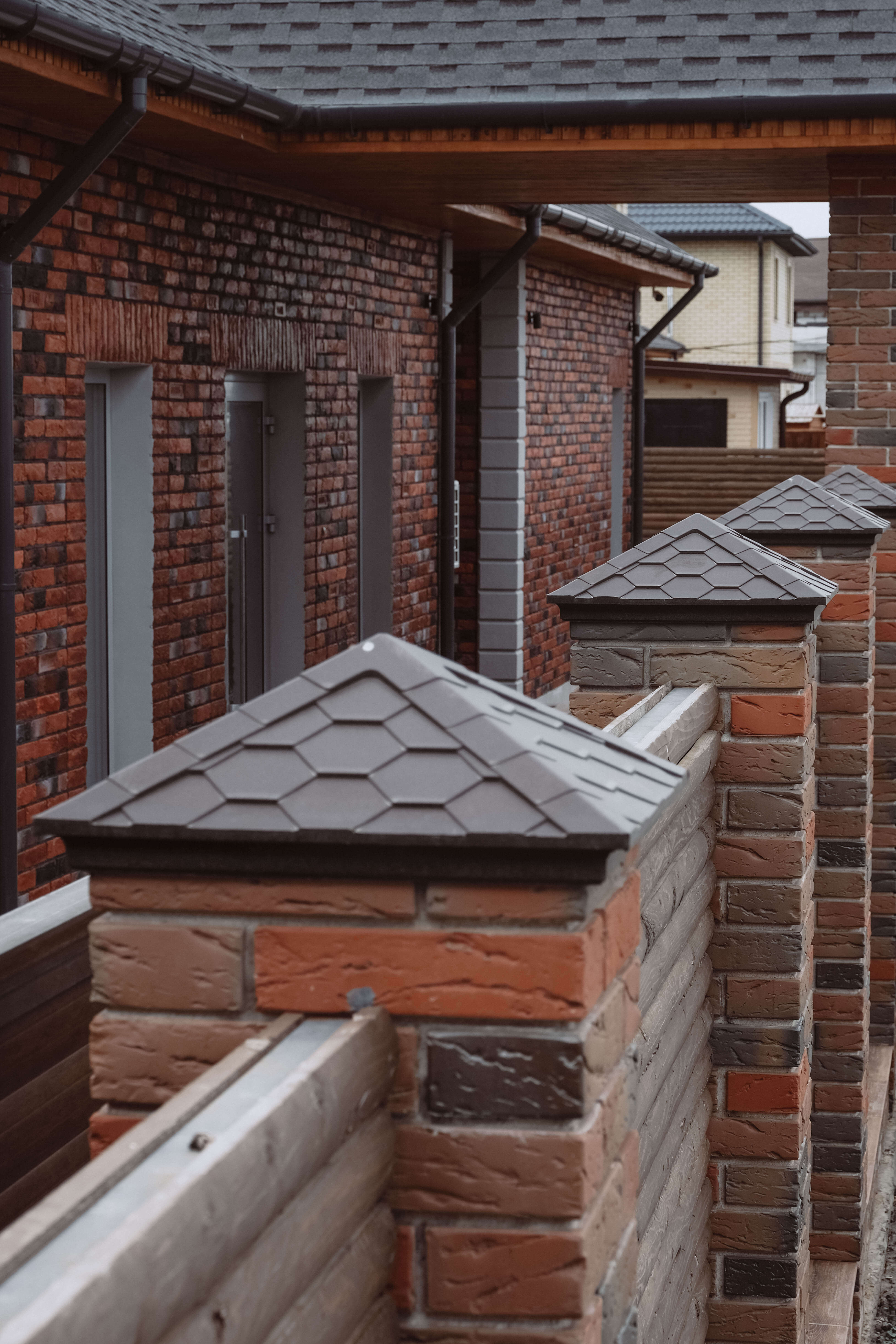 Колпак Zking Эверест Коричневый на столб 1.5х1.5 кирпича (390х390мм) в Твери фото